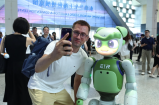 WAIC 2026 | 情感交互人形机器人“爱湫”亮相